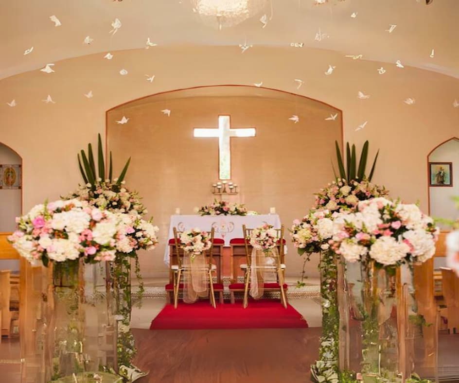 Decoración de iglesias en Cundinamarca, la Sabana de Bogotá y Boyacá. Con las flores más hermosas y una atención meticulosa, hacemos de cada boda, cumpleaños y evento corporativo una experiencia única y especial. Ya sea que desees una decoración floral romántica y clásica o un estilo más moderno y vanguardista, estamos aquí para hacer realidad tu visión. Desde impresionantes arcos florales hasta delicados centros de mesa, cada detalle se cuida con esmero para garantizar que tu evento sea inolvidable.
Confía en nosotros para proporcionarte flores frescas de la más alta calidad y un servicio de entrega puntual y confiable. ¡Déjanos convertir tu evento en una experiencia verdaderamente inolvidable con nuestra exquisita selección de flores!
Contáctanos hoy mismo para comenzar a planificar la decoración floral perfecta para tu boda o evento especial.