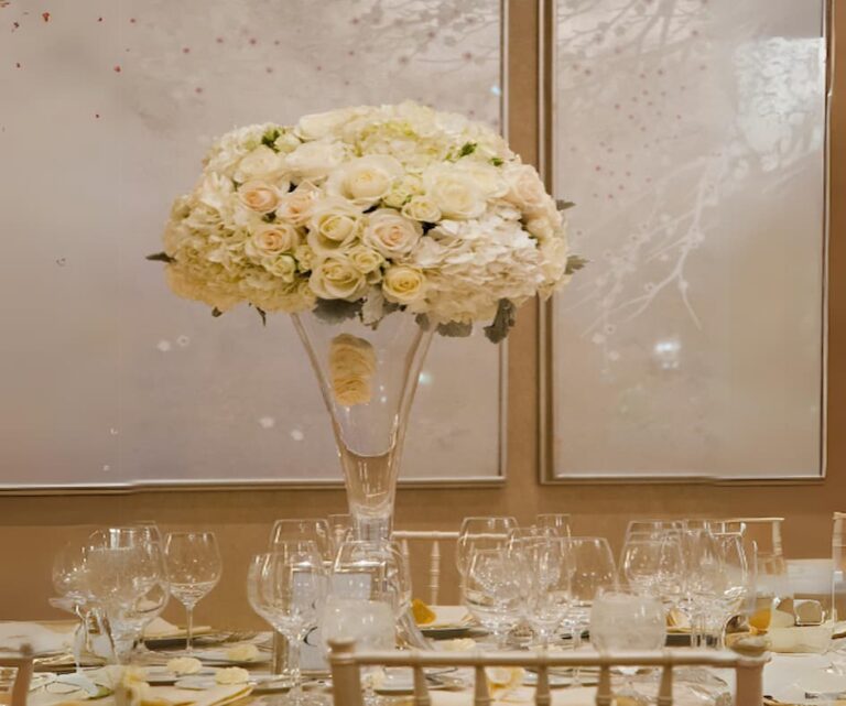 ¿Buscas agregar un toque de elegancia y frescura a tu boda o evento especial? En Decoraciones y alquileres Bogotá, ofrecemos un servicio de entrega de flores a domicilio para bodas y eventos en Bogotá y Boyacá.
Nuestro equipo experto en diseño floral trabaja en colaboración con las mejores haciendas de la Sabana de Bogotá y Boyacá para crear arreglos florales impresionantes y personalizados que complementen perfectamente tu ocasión especial.
Ya sea que desees una decoración floral romántica y clásica o un estilo más moderno y vanguardista, estamos aquí para hacer realidad tu visión. Desde impresionantes arcos florales hasta delicados centros de mesa, cada detalle se cuida con esmero para garantizar que tu evento sea inolvidable.
Confía en nosotros para proporcionarte flores frescas de la más alta calidad y un servicio de entrega puntual y confiable. ¡Déjanos convertir tu evento en una experiencia verdaderamente inolvidable con nuestra exquisita selección de flores!
Contáctanos hoy mismo para comenzar a planificar la decoración floral perfecta para tu boda o evento especial.