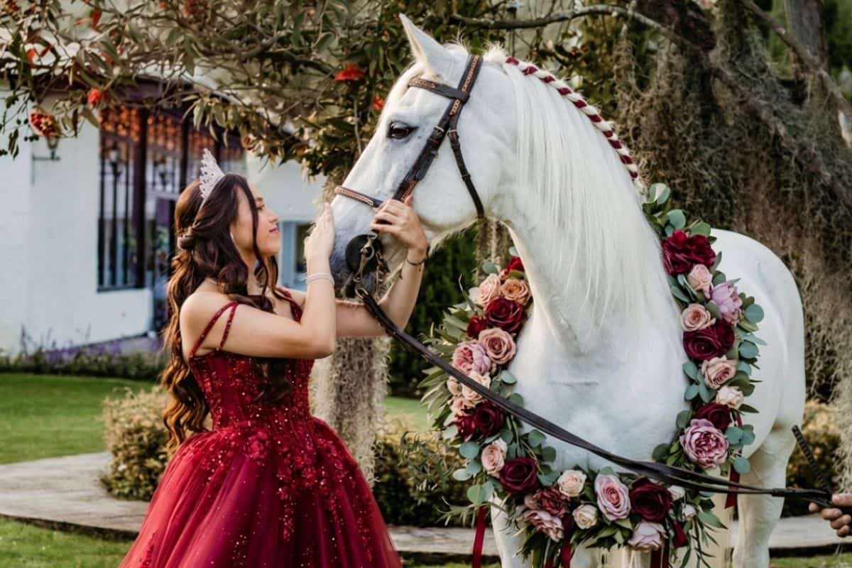 Decoraciones temáticas de quinceaños estilo premium con menaje de lujo y mobiliario sofisticado en Bogotá.