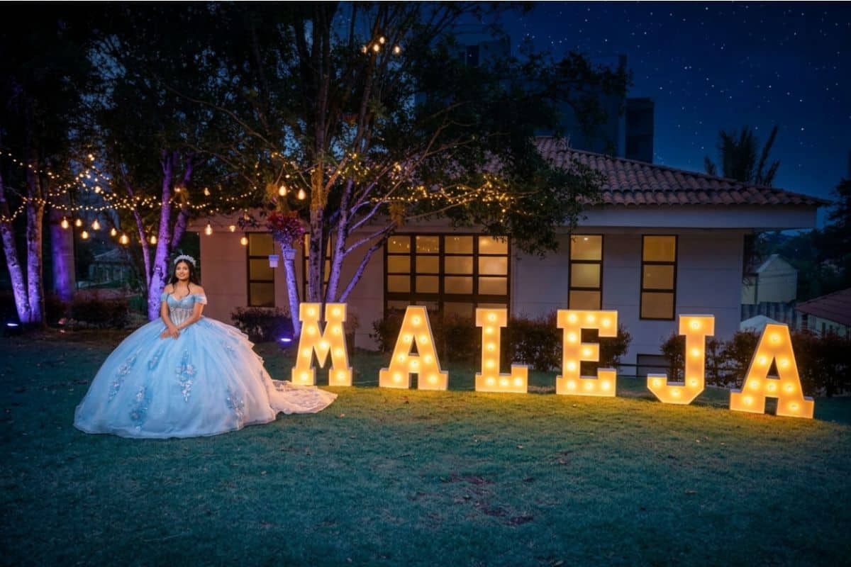 Montajes de lujo para fiestas de quinceañeras con estructuras iluminadas y follaje.