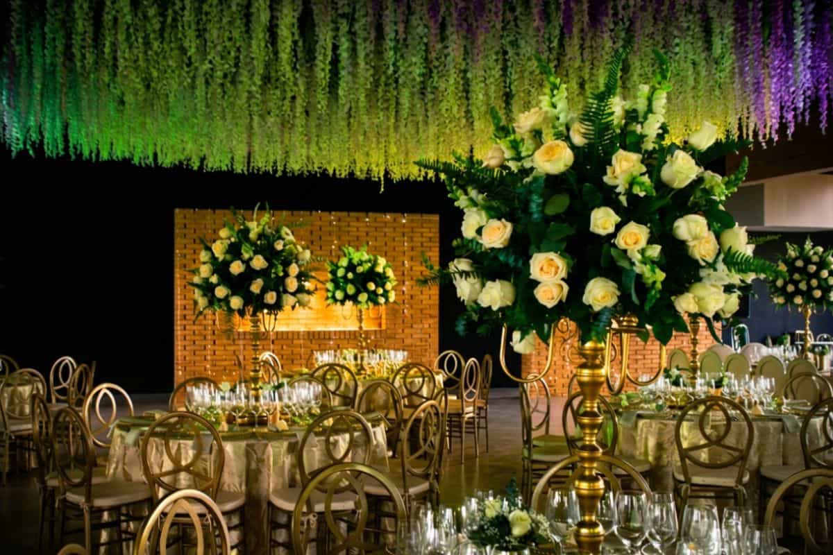 Diseño floral arquitectónico de alta gama para fiestas de 15 años en la Sabana.