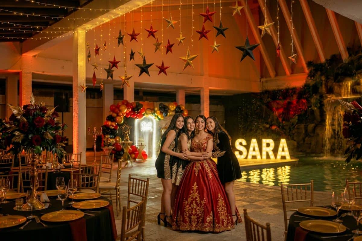 Decoraciones de quinceaños estilo premium con menaje de lujo y mobiliario sofisticado en Bogotá.