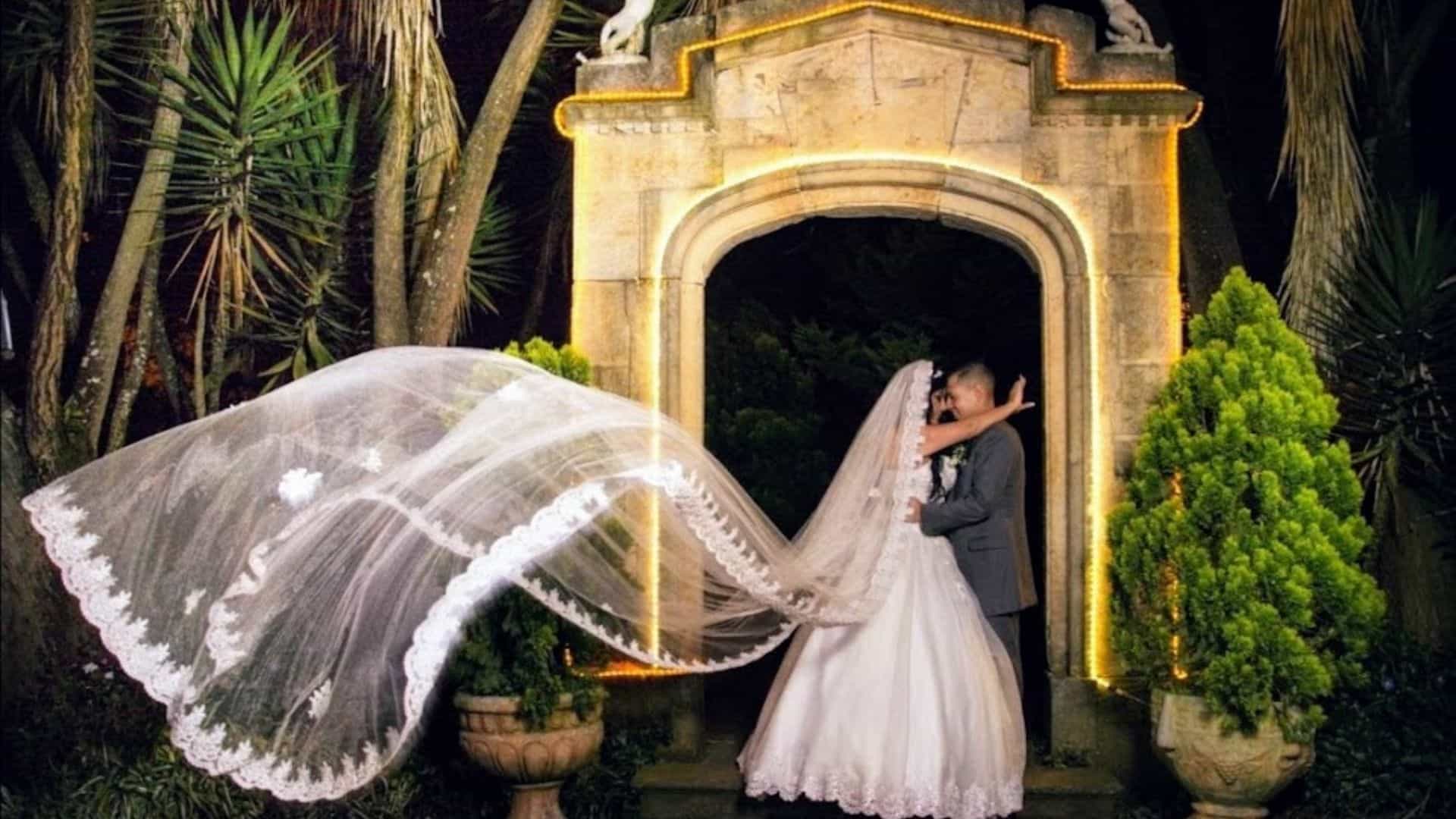 novios felices de celebrar su boda en bogota