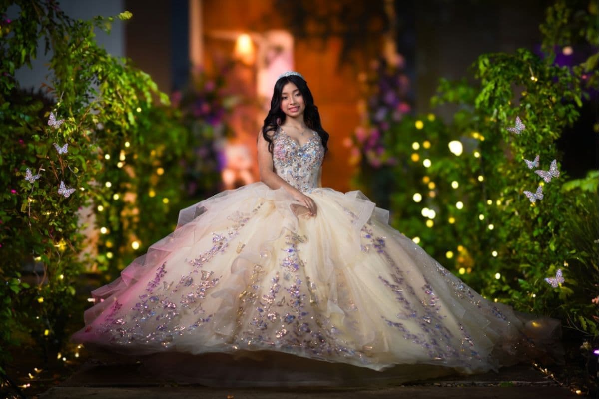 Quinceañera en su Fiesta de quinceaños en bogota