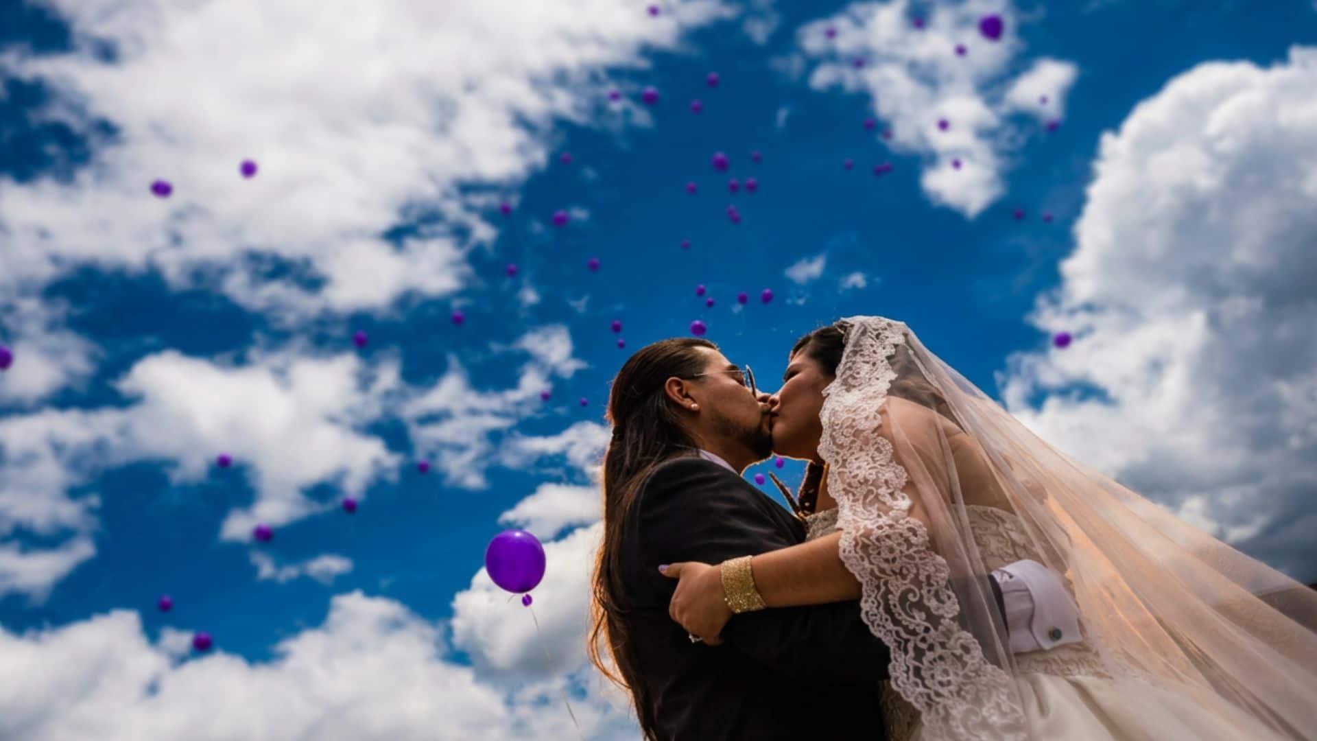 novios el dia de su boda soltando globos