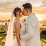 Novios felices y enamorados posando en su dia de Bodas en tenjo