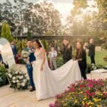 hermosa novia el dia de su boda rumbo al altar