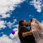novios besandoes el dia de su boda