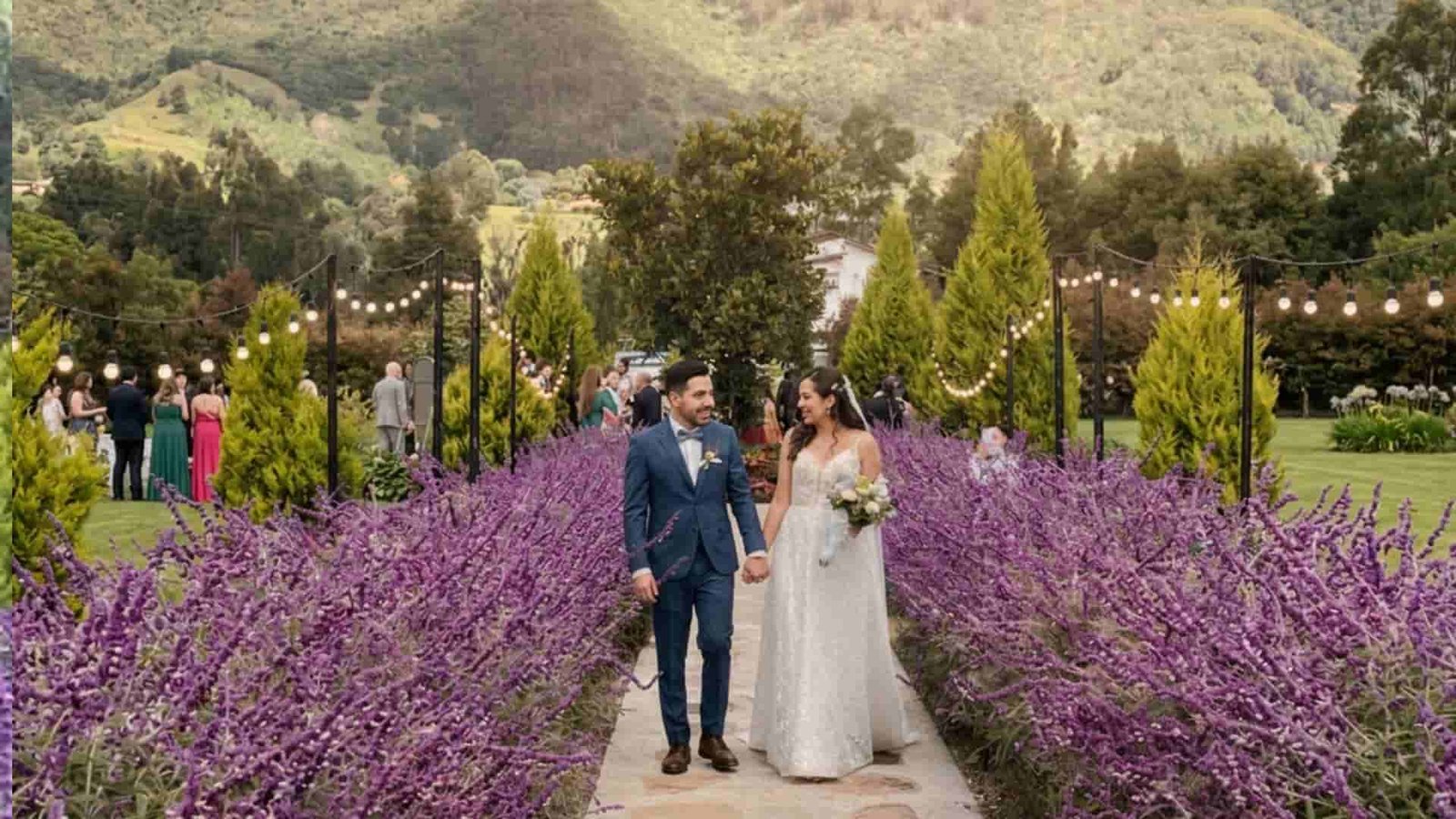 hermosa pareja de novios en su celebracion de bodas en salon garden subachoque