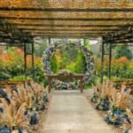 decoracion de bodas con aro en flores azules y blancas