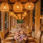 salon con decoracion y mesas vintage