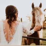 Novia acariciando caballo en la hacienda jardin secreto