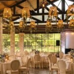 salon con sillas medallon y mesas vintage