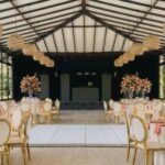 salon con canastos iluminados en linda decoracion para eventos